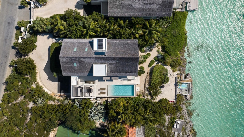 La Mer Villa West Luxury Oceanfront on Sapodilla Bay