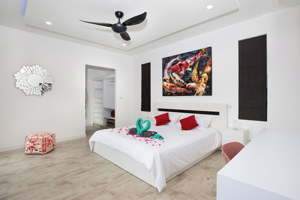 Modern 5 Bedrooms Pool Villa Curtis