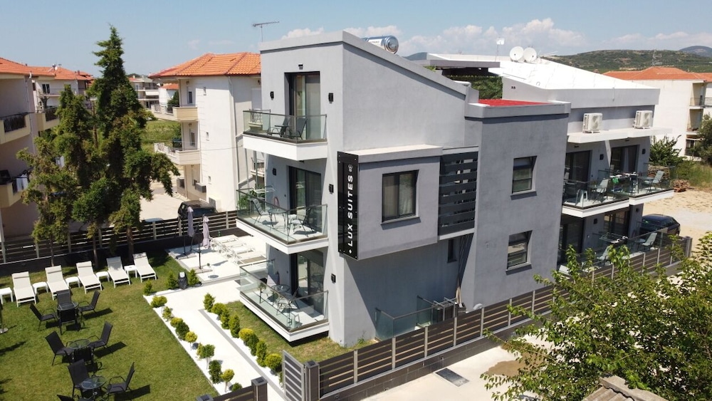 LUXSUITES
