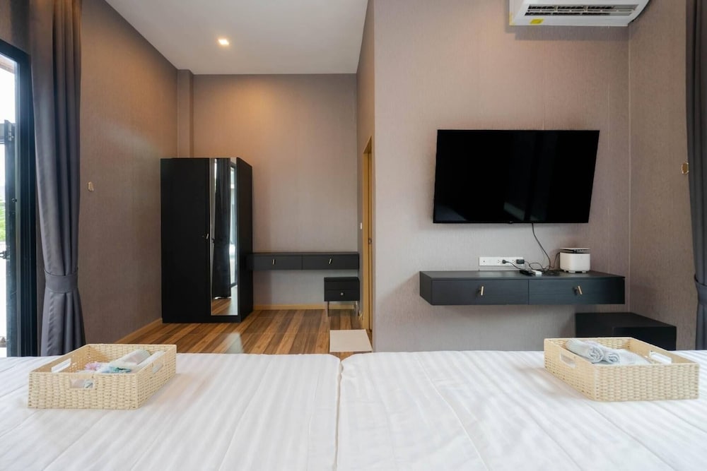 Orange Private Pool Villa, Near Cham Am Beach