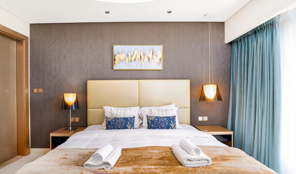 Glamorous 2BR in Damac Paramount Tower