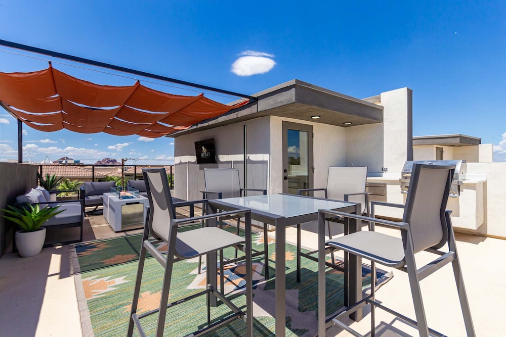 Papago Lux Townhouse 4level Oasis w Rooftop Lounge