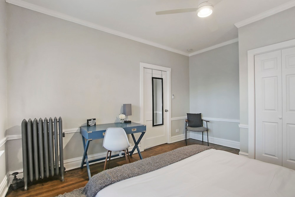Chic 2BR Apt - Roscoe 1