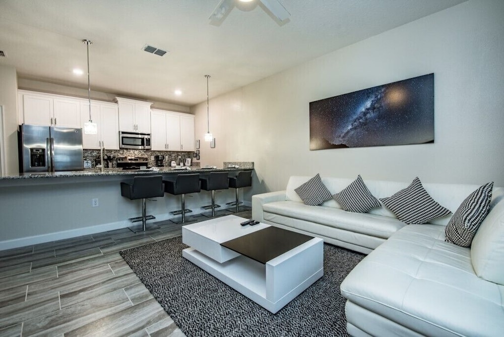 Stylish 4 Bed 3 Ba Pool Home view 3
