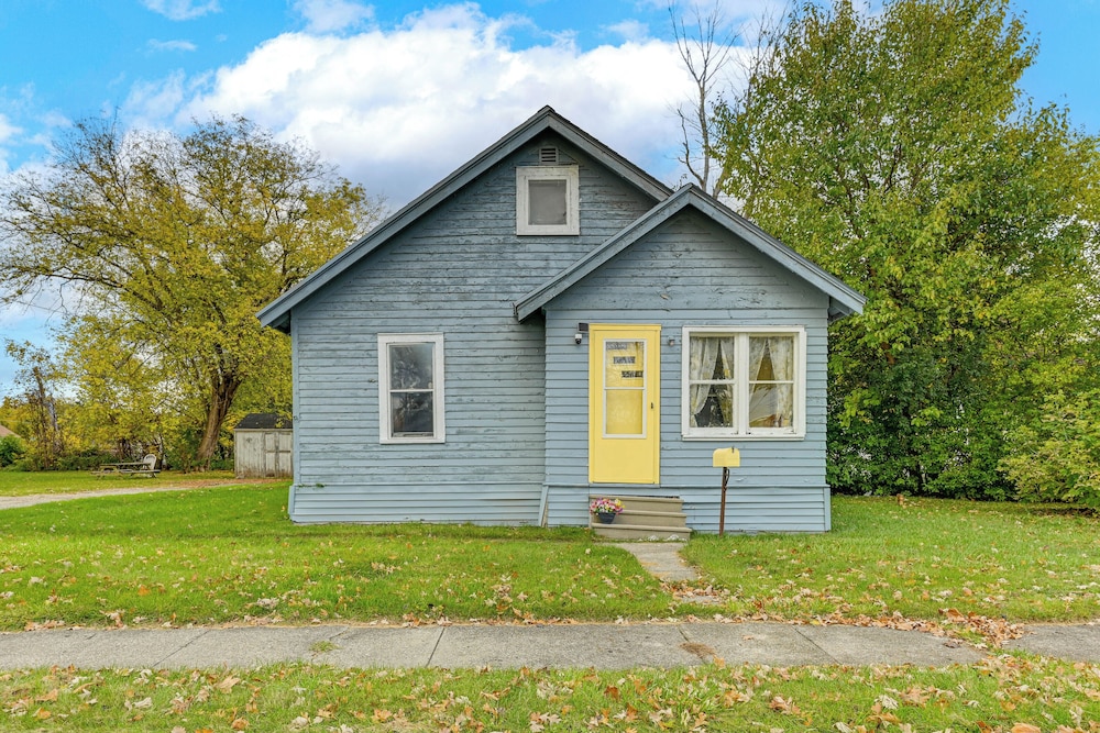 3 Mi to Dtwn Saginaw: Cozy Family Home w/ Yard!