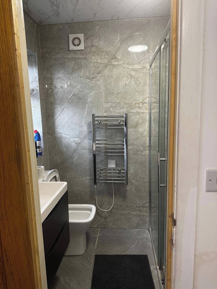 Cosy Central Home - Sleeps 5, Free Parking & Patio