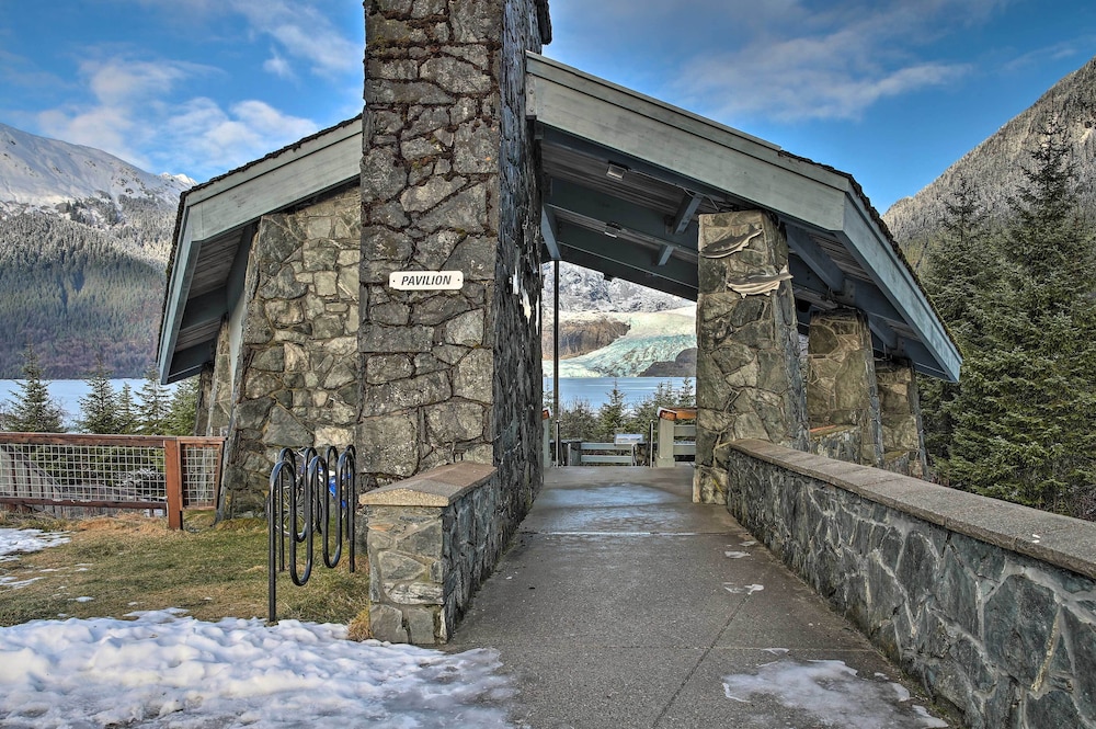 Juneau Vacations - Expansive Getaway  2 Miles to Mendenhall Glacier! - Property Image 14