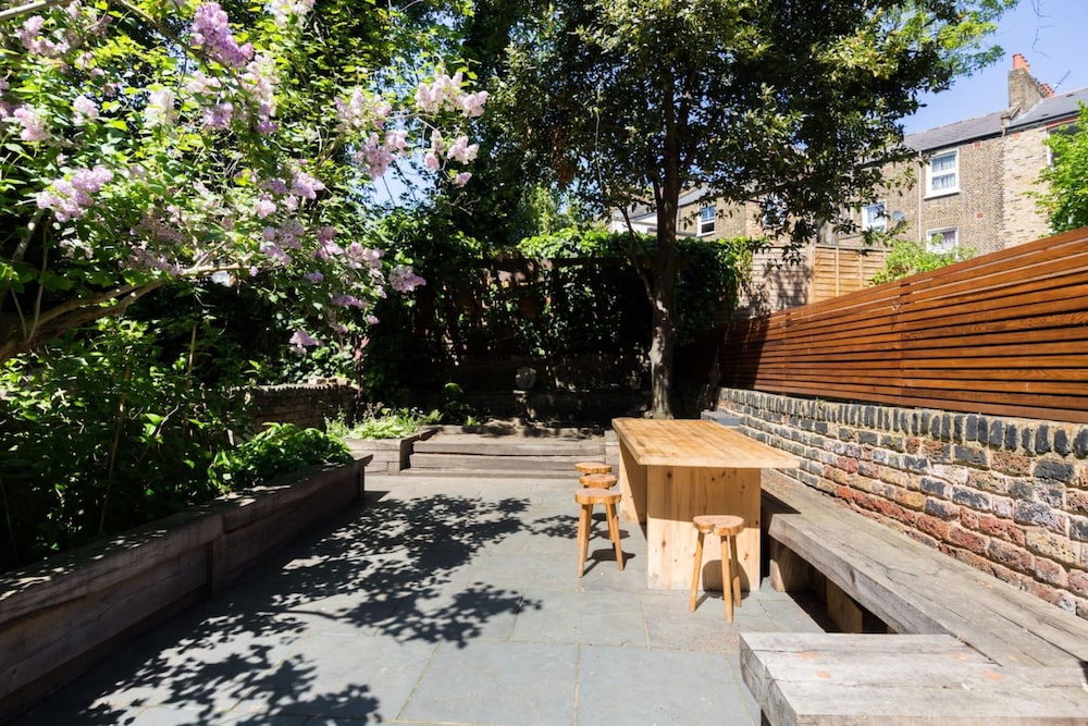 Stylish, Bright Apartment w/ Private Garden