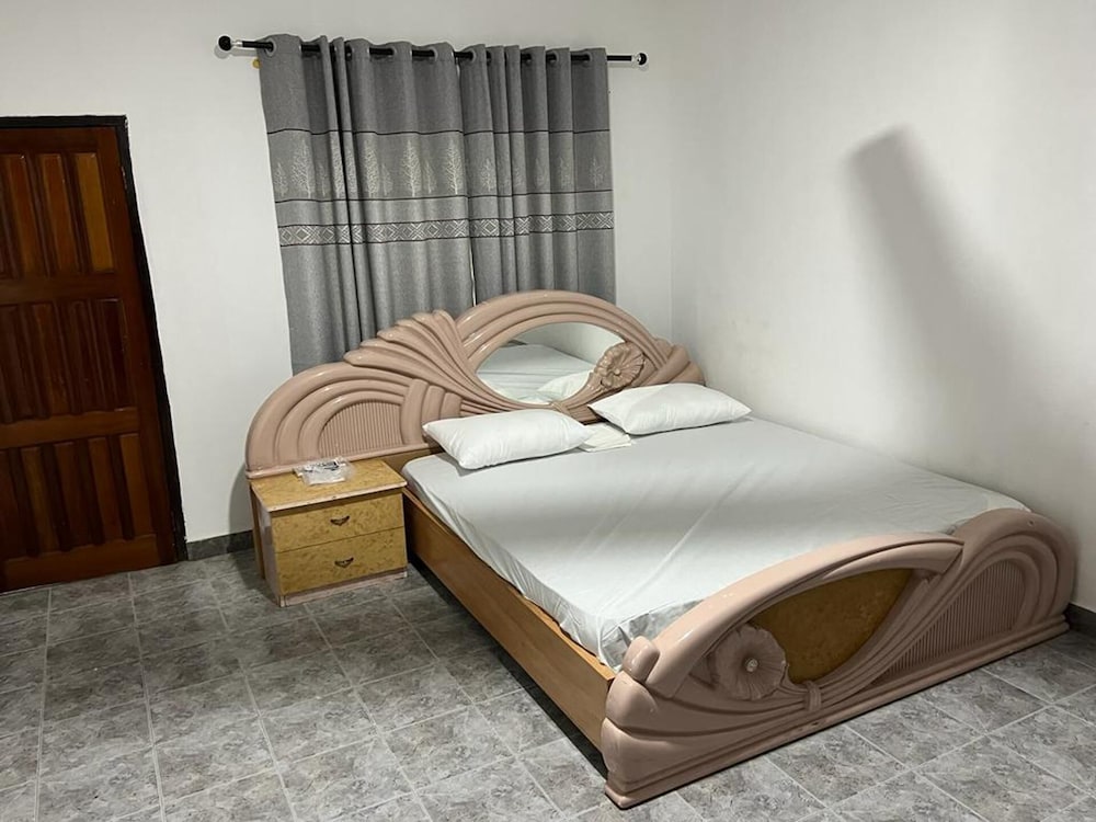 Inviting 3-bed House in Accra view 2