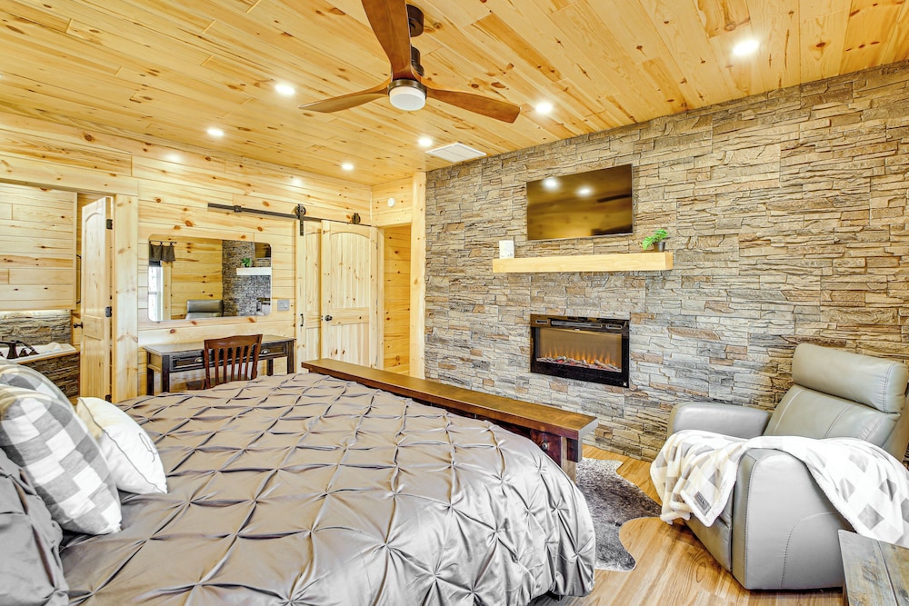 11 Mi to Marina on Lake Hamilton: Cabin Getaway
