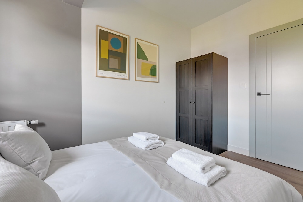 Aura III & Parking by Downtown Apartments