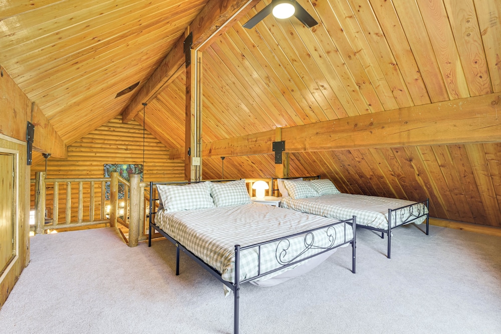 Ski, Hike & More: Homey Huntsville Retreat!