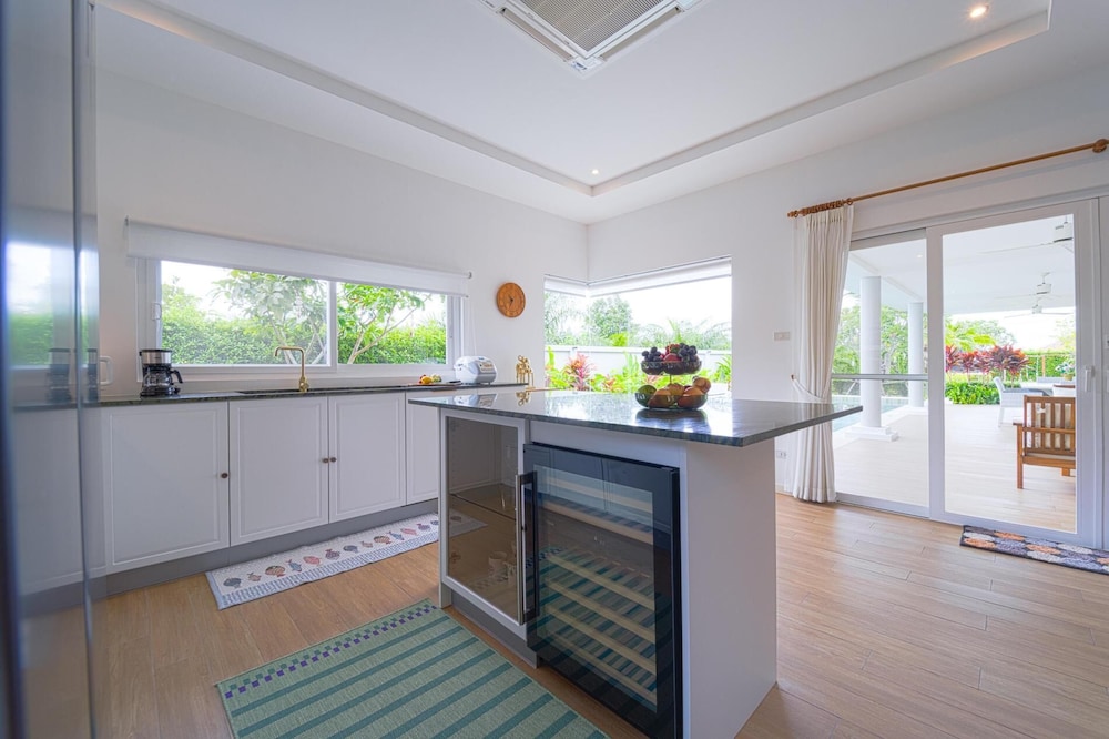 TropicalFamilyVilla w Pool&Garden ML103