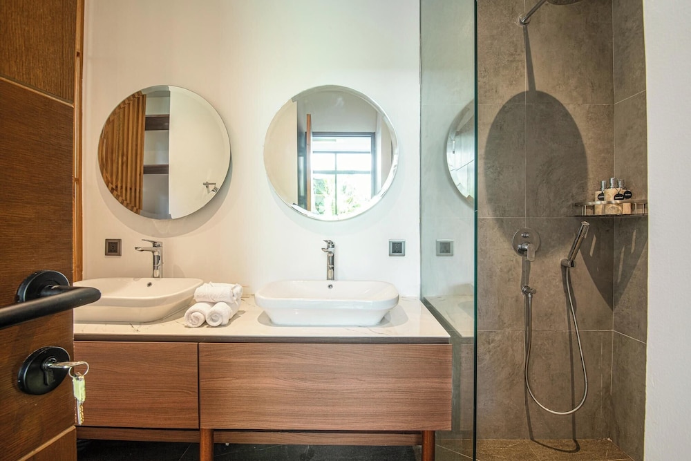 Tropical Elegance 5BR Canggu Villa Near Beach