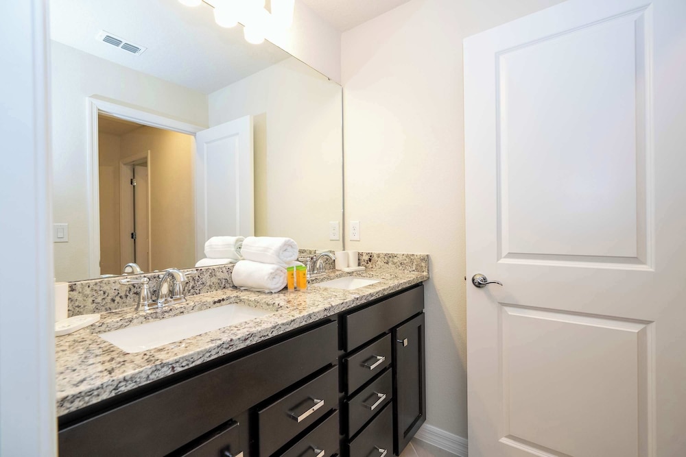 Stunning 7Bd Jacuzzi Pool & Close To Disney @ Windsor Cay 16217