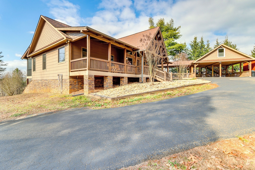 Blue Ridge Orchard Overlook' Cabin w/ Hot Tub