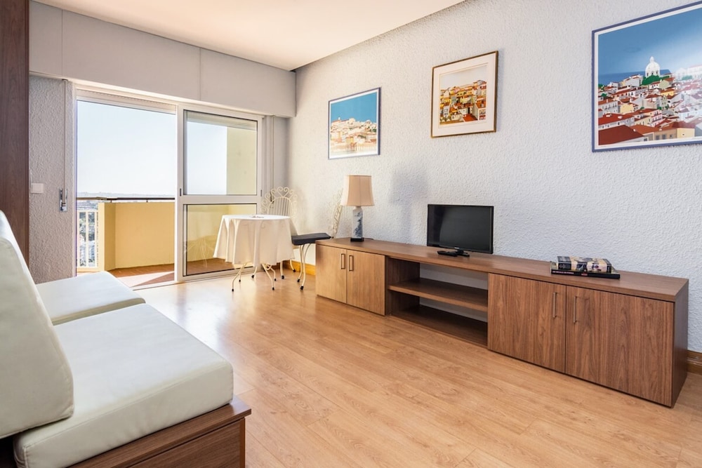 Wonderful Studio in Cascais With Sea View