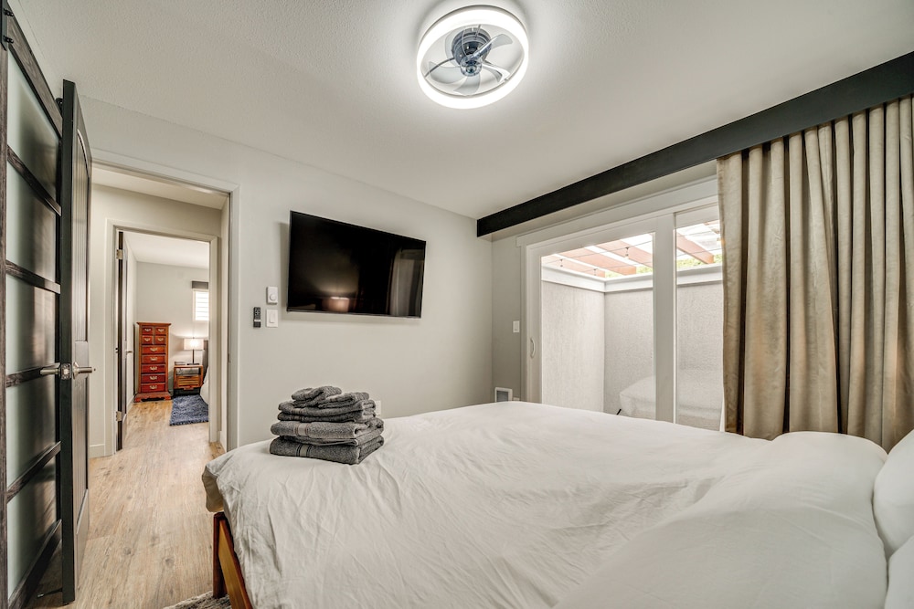 2 Blocks to Beach Park: Cozy Seattle Townhome