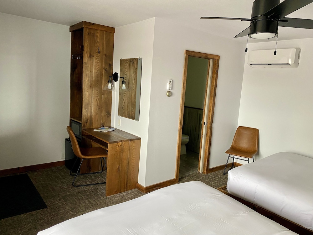 Aqua Aire Inn & Suites