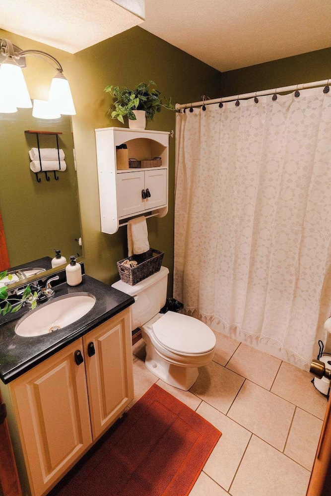 Cheerful Two Bdrm Cabin With Hot Tub & Pet Friendly