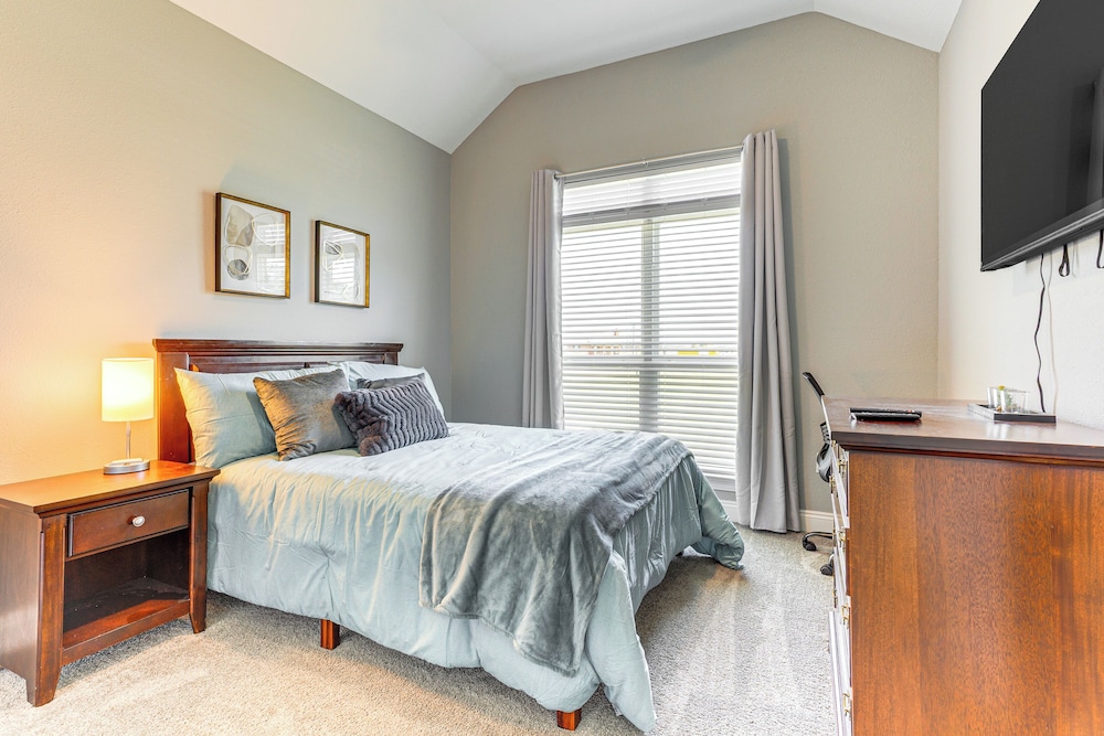 Suburban Bliss! Cozy Home w/ Neighborhood Perks