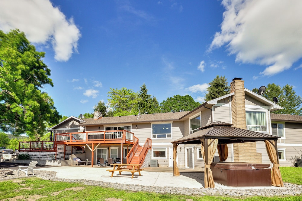 Portland Area Group Getaway: Hot Tub & Views! view 5
