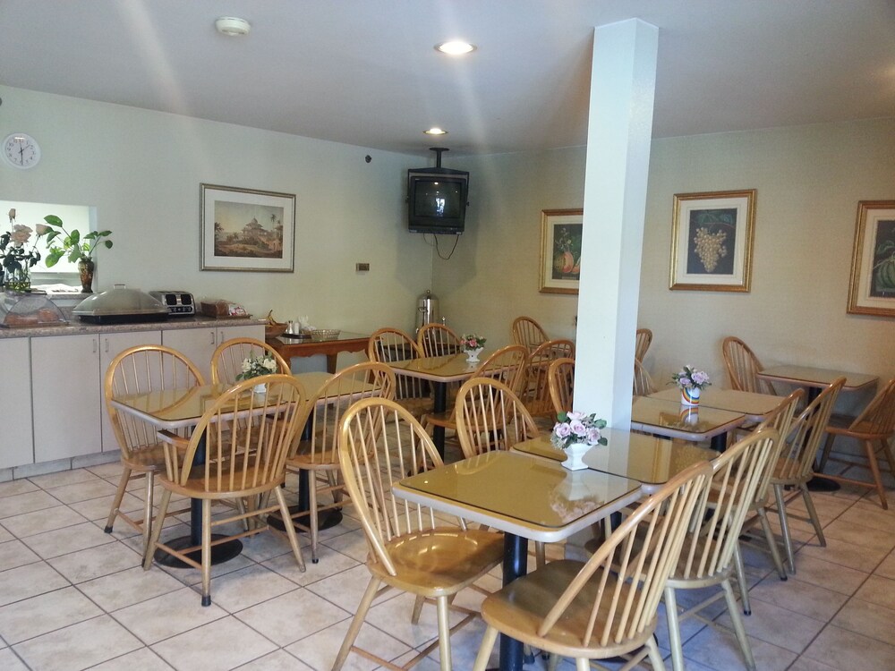 Motel 6 Anaheim Hills — photo 34