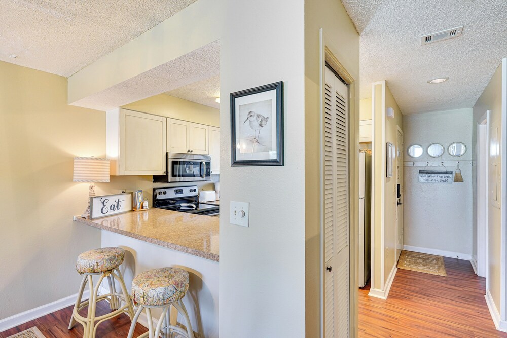 Breezy PCB Retreat w/ Balcony - Walk to Beach!