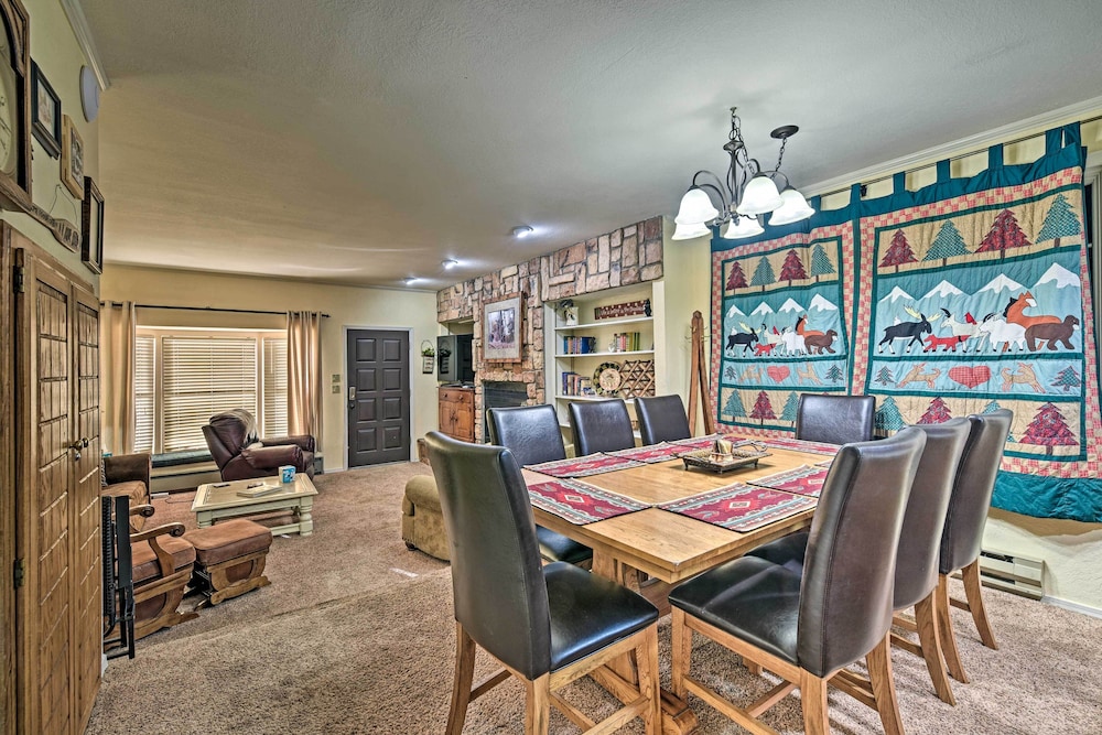 Red River Townhome With Balcony & Mtn Views! view 5