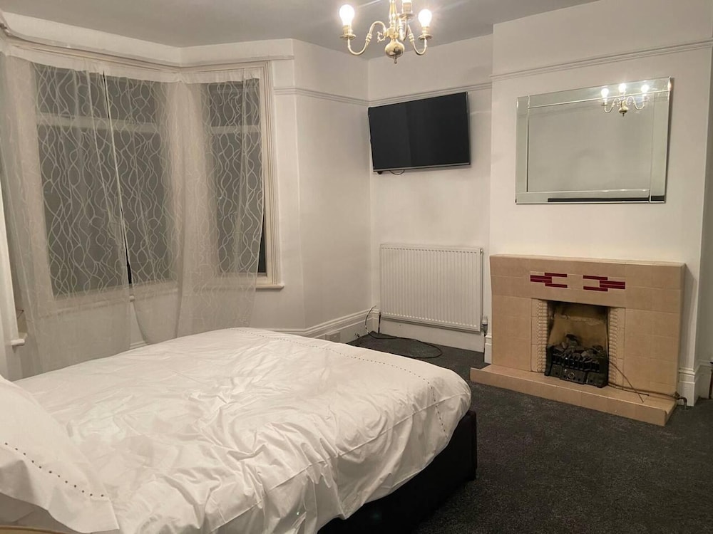 Charming 2-bed Apartment in Brentwood Free Parking view 5
