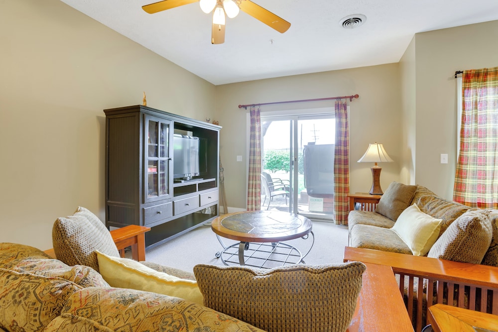 < Half-mi to Lake: Townhome w/ Hot Tub in Mchenry!