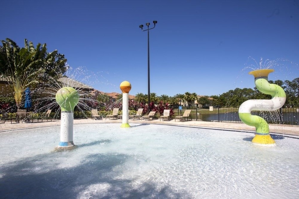 Spacious Vacation Home, No Rear Neighbors! Close To Clubhouse,bbq, Resort Community 6 Bedroom Home