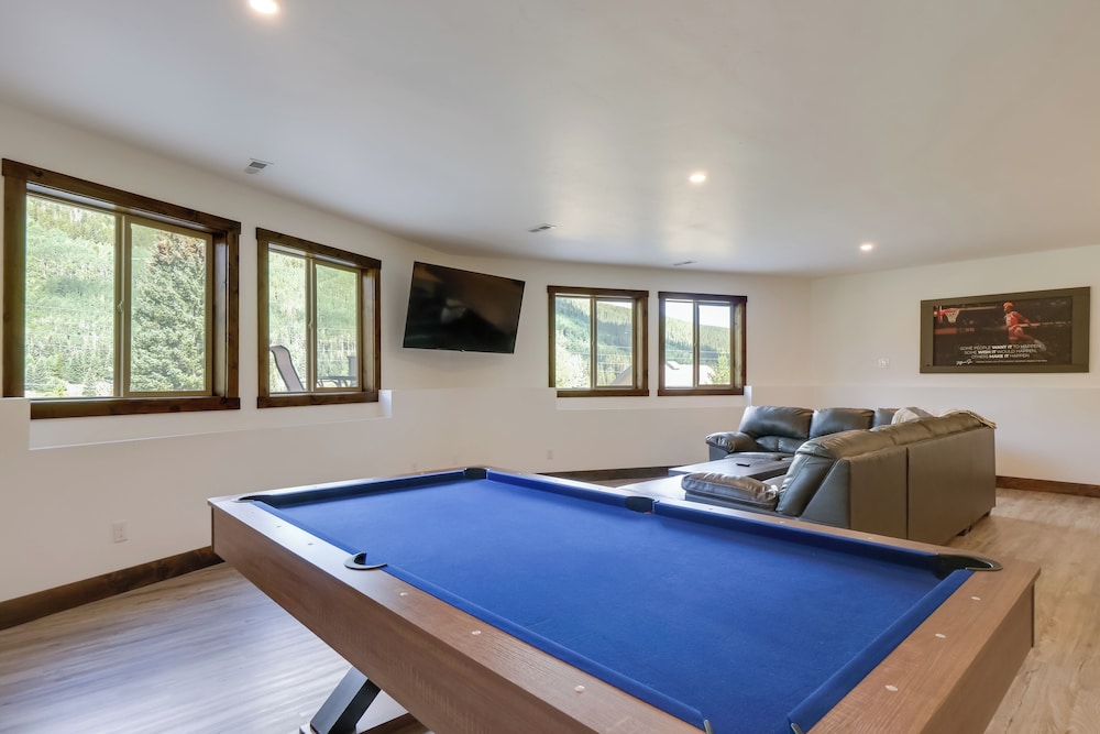 Hot Tub, Pool Table & Fireplaces: Blue River Gem