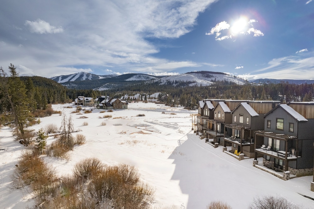 Rock N Stars Chalet 4 Bedroom Townhouse by RedAwning view 5