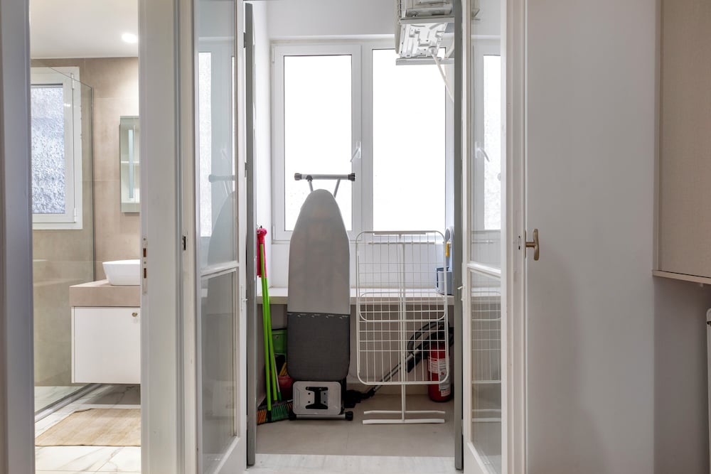 Attica - Captivating 2-Bedroom Apt & Balcony in Athens