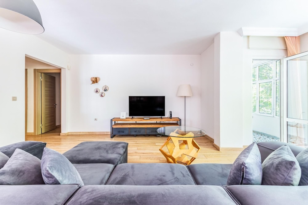 Flat w Balcony 1 min to Bagdat Avenue in Kadikoy