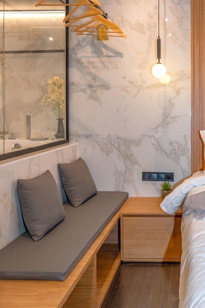 Luxury Suites with JACUZZI by Sea&theCity