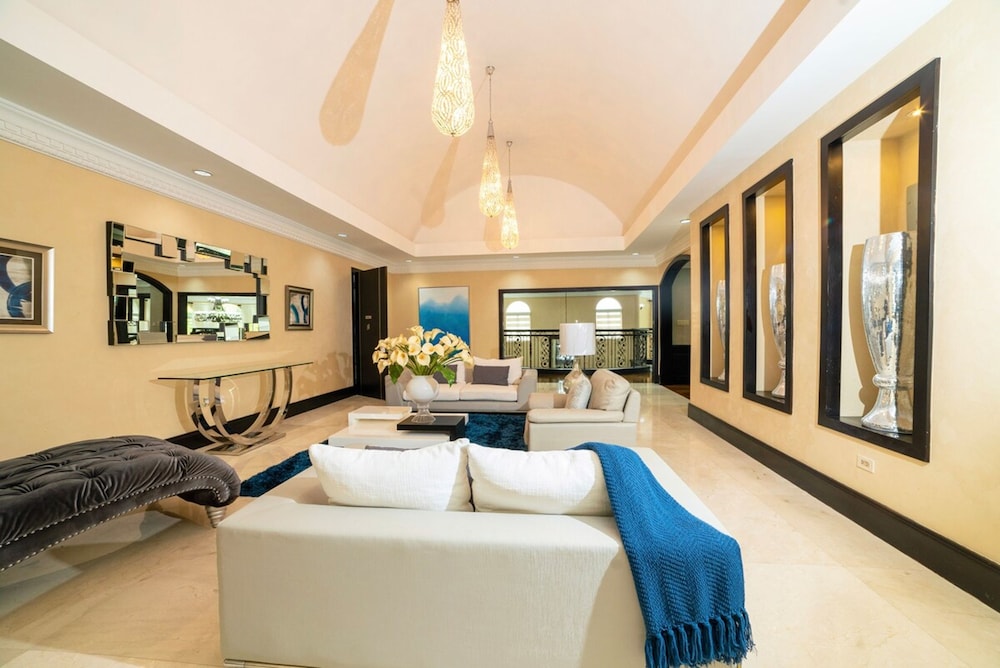 Orchids Palms Luxury Villa Pool Chef Hot Tub Airport Pickup