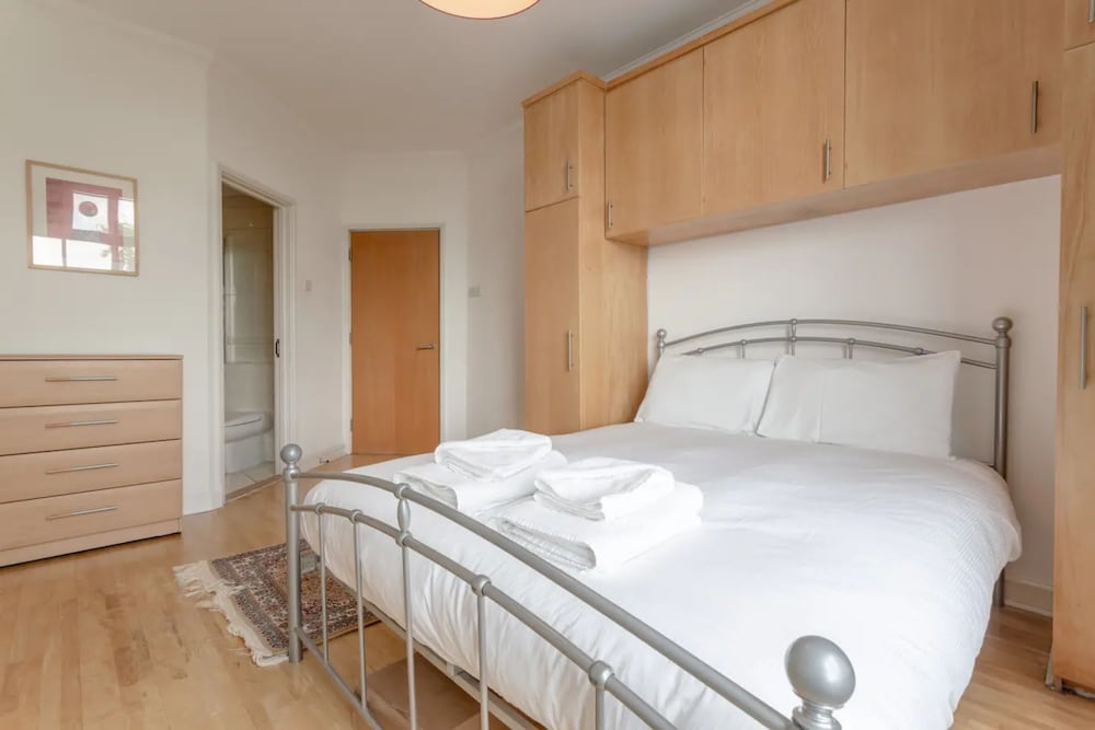 Large & Central 2BD Flat - Tower Hill