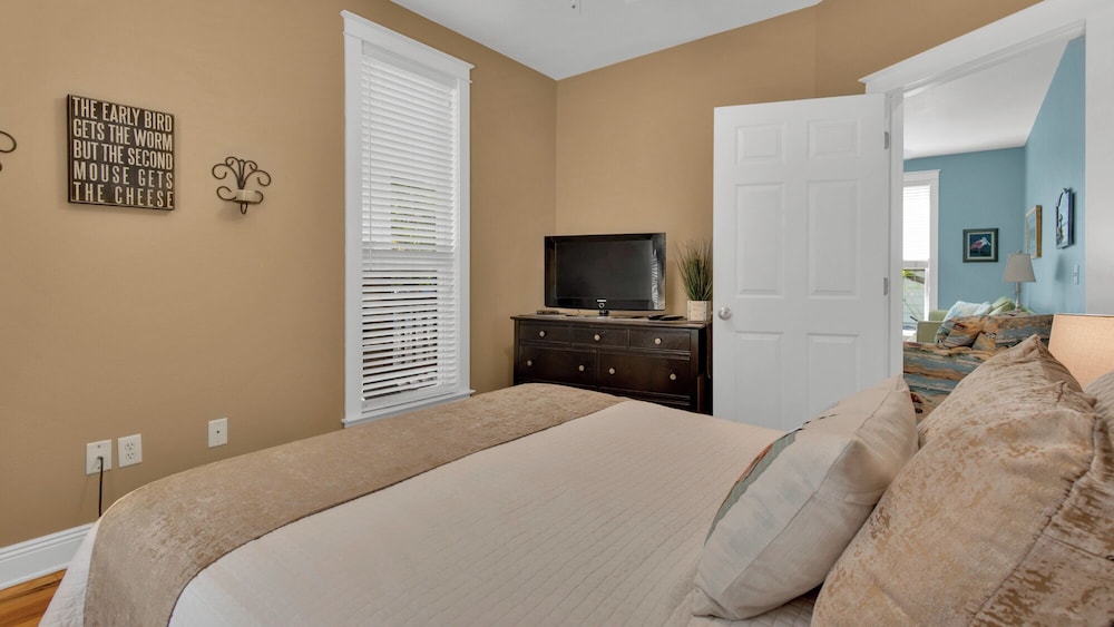 2 Minutes to the Gulf - Sleeps 10 in Seagrove Beach view 3