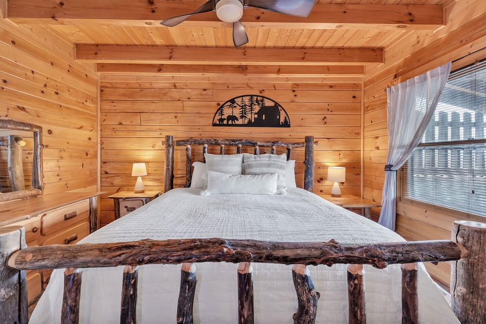 Moosehead Lodge Fantastic Cabin at Lake Douglas! view 2