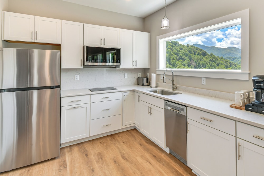 Near Hiking: Mtn-view Maggie Valley Escape!