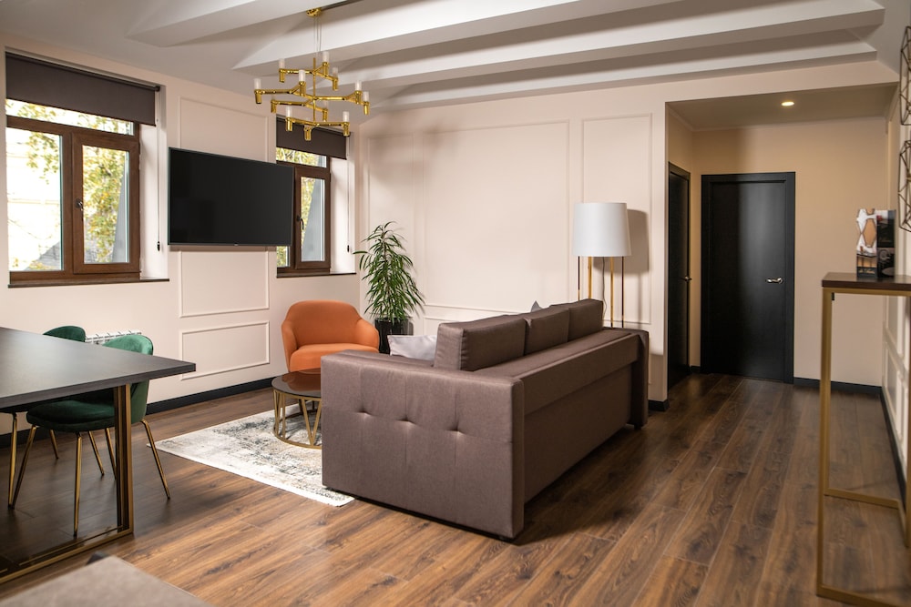 De Paris Apartments view 5