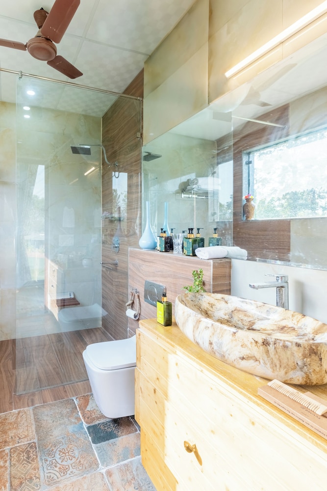 ELIVAAS 3 BHK Handa's Getaway with pool