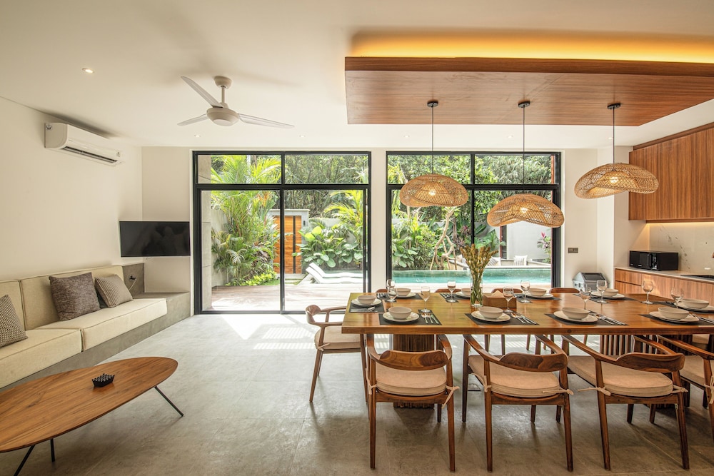 Exquisite 5BR Modern Villa 400m From the Ocean