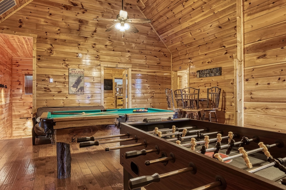 Grand View Lodge Panoramic Views Hot Tubs Game Room Theater Sleeps 56 Guests