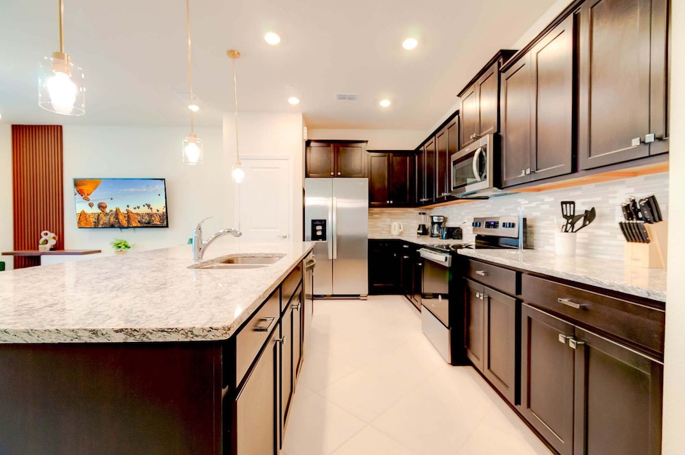 1259 Modern 5BD Family Home For Your Vacation