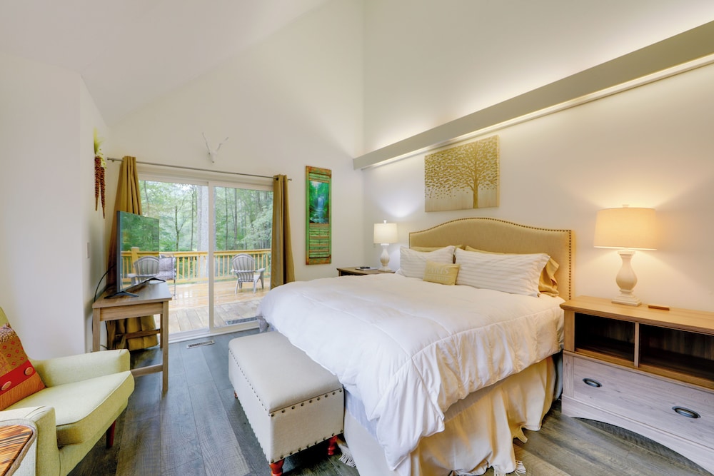 1/2 Mi to Skiing: Resort Getaway in Sapphire!