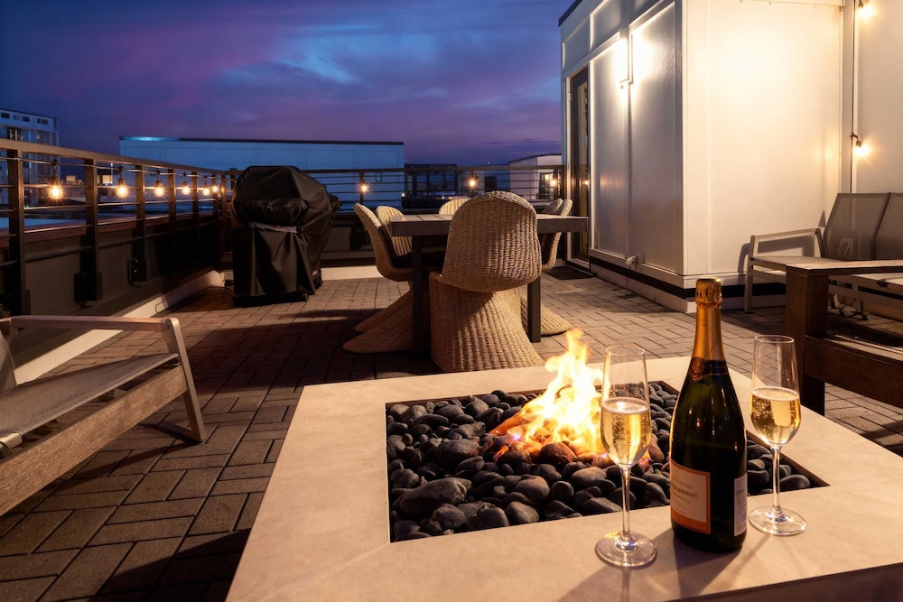 Luxe 4BR Retreat With Rooftop Fire Pit Garage