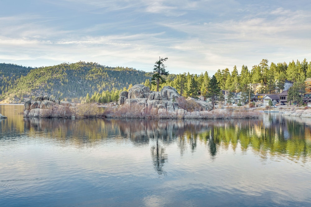 2 Mi to Big Bear Mtn Resort: Cabin w/ Updated Deck